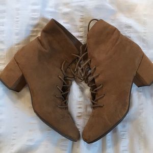 Super cute brown lace up booties 👢